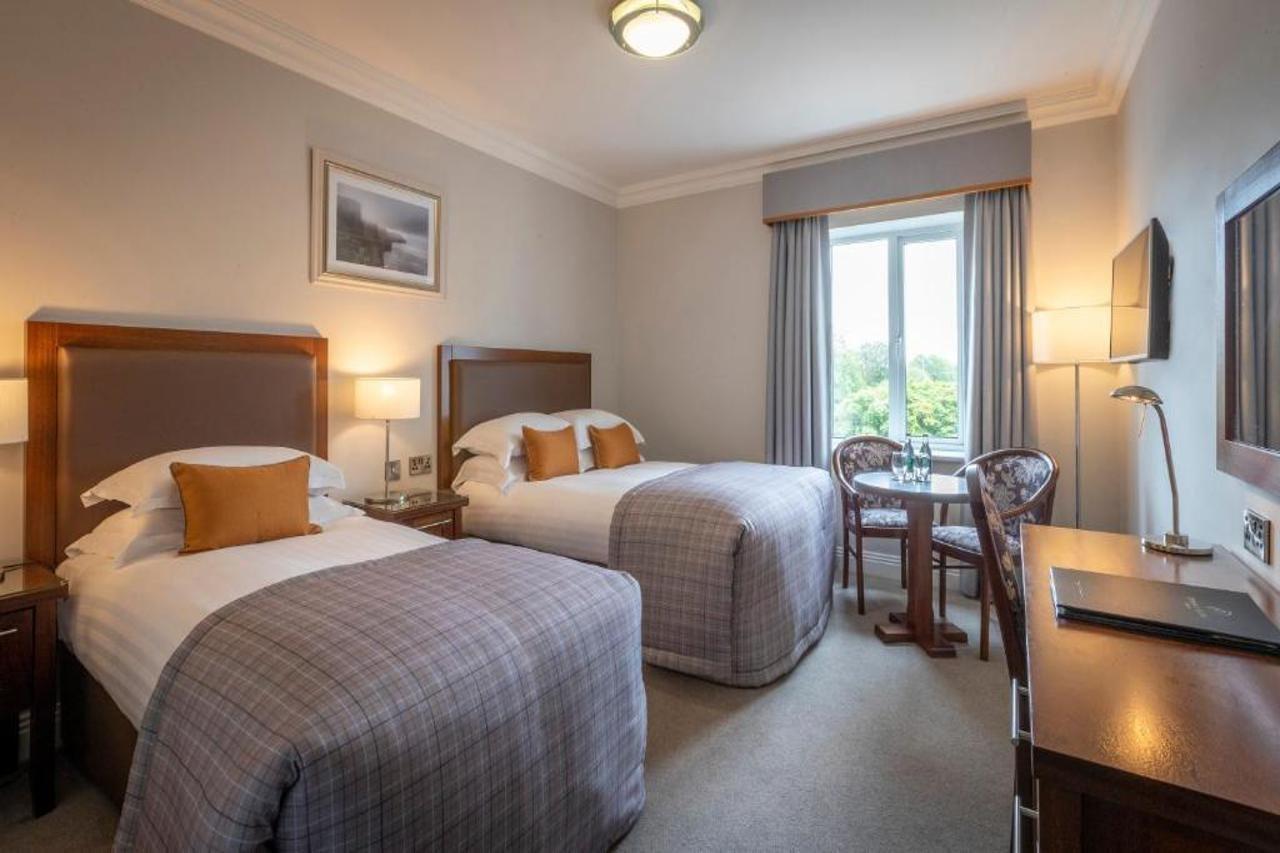 Temple Gate Hotel Енніс Екстер'єр фото