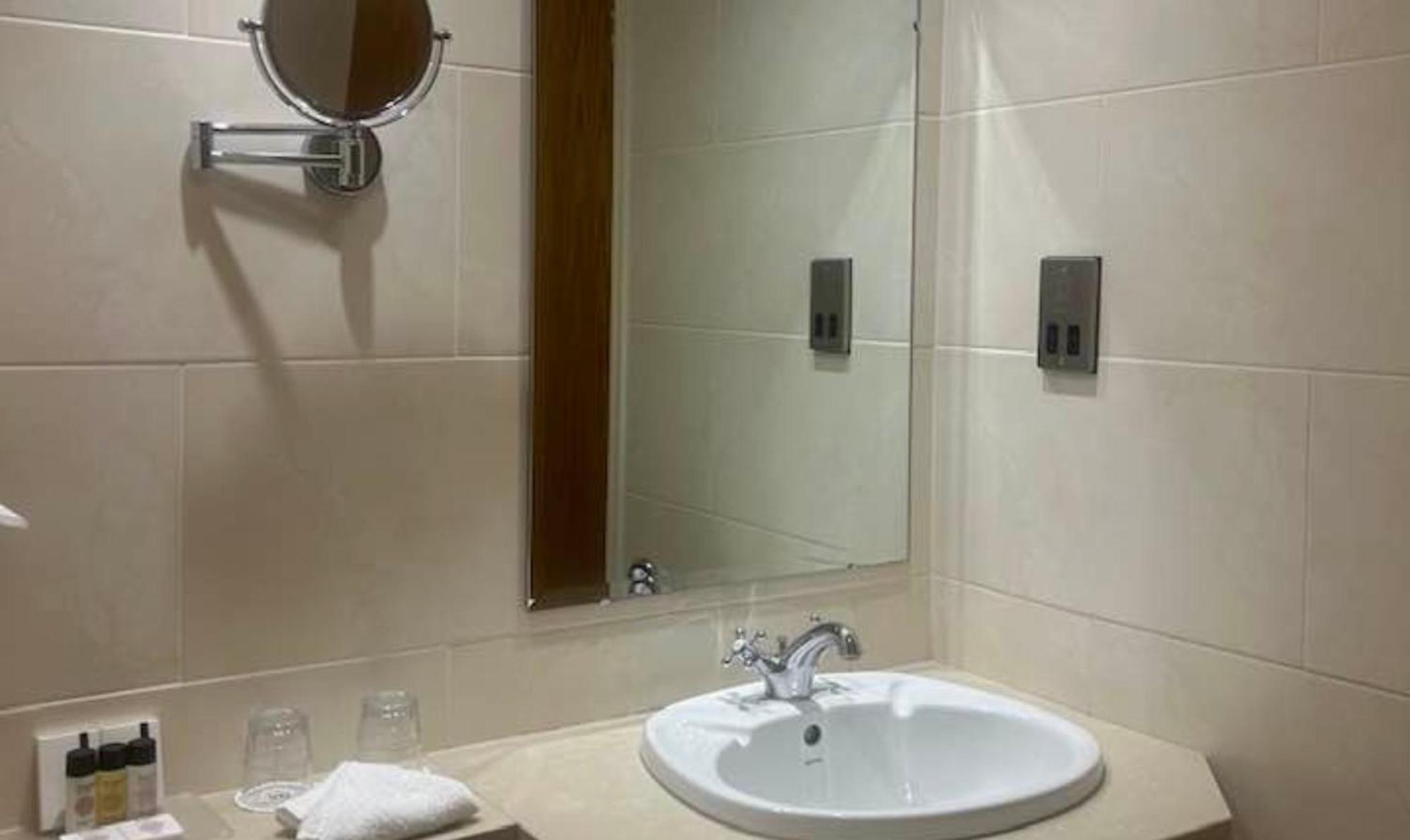 Temple Gate Hotel Енніс Екстер'єр фото