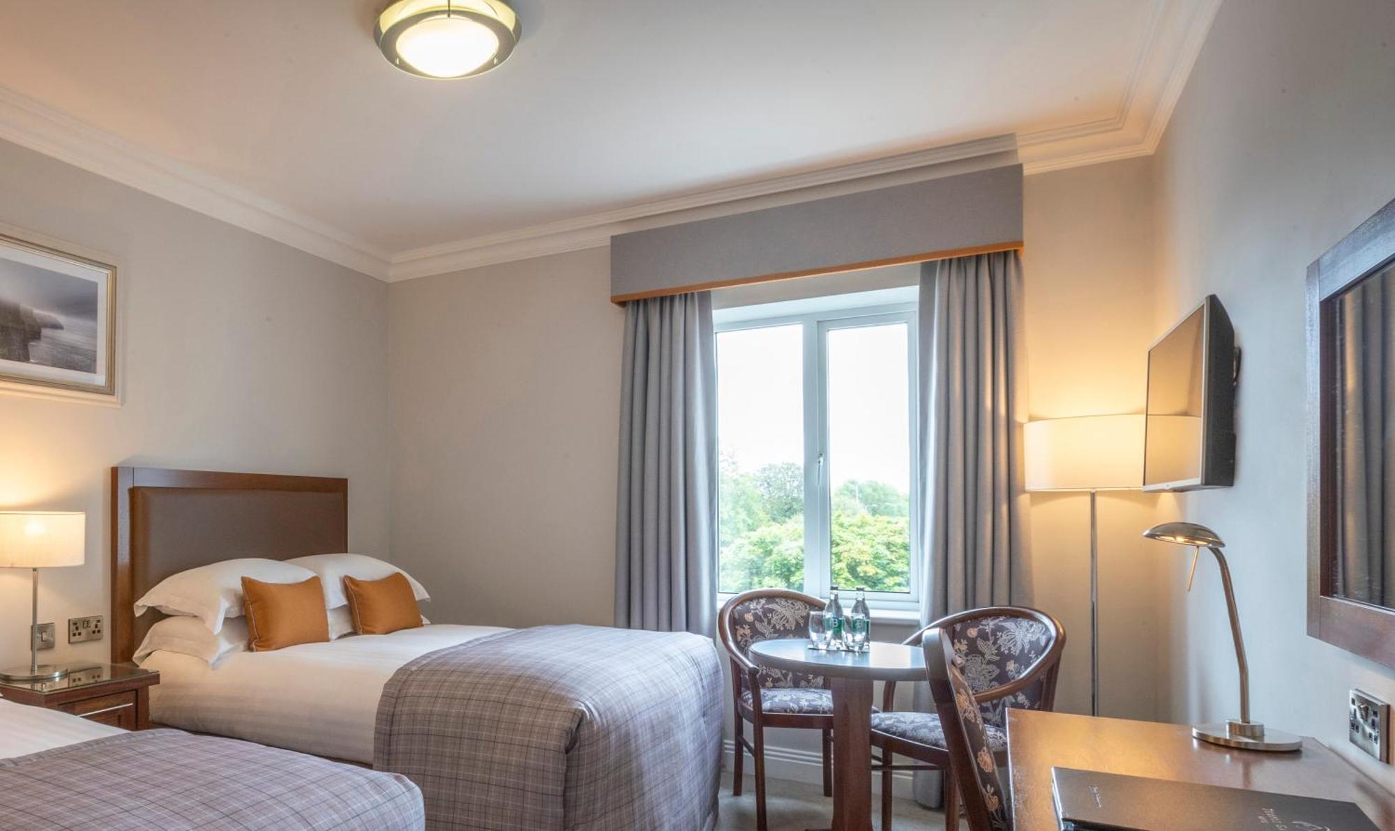 Temple Gate Hotel Енніс Екстер'єр фото