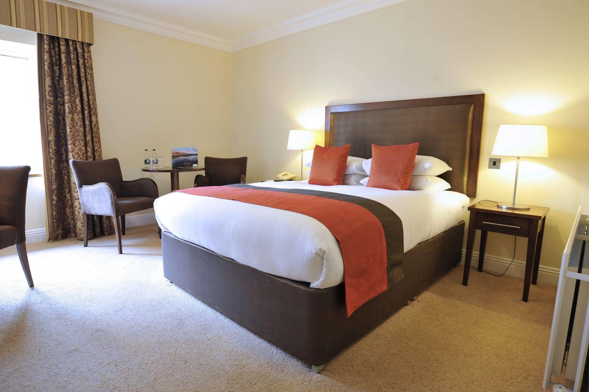 Temple Gate Hotel Енніс Екстер'єр фото